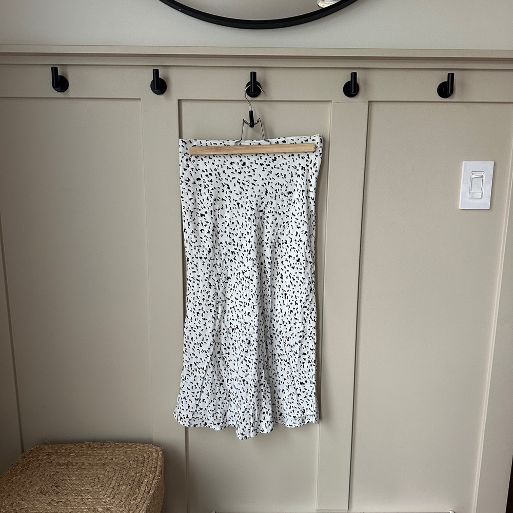 Size small Olive Tree flowy black and white skirt